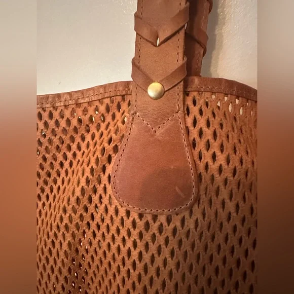Perforated Tote Caramel Italian Mesh Leather handbag, No Label - Picture 3 of 7